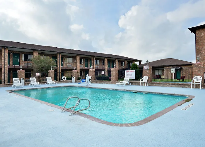 Super 8 By Wyndham Universal City
